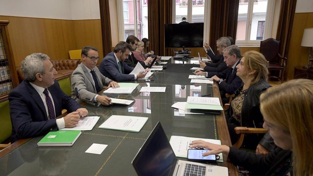 El vicepresidente segundo, Diego Calvo, y el presidente do Tribunal Superior de Xustiza de Galicia (TSXG), José María Gómez y Díaz-Castroverde, en la Comisión Mixta de Xustiza.