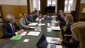 El vicepresidente segundo, Diego Calvo, y el presidente do Tribunal Superior de Xustiza de Galicia (TSXG), José María Gómez y Díaz-Castroverde, en la Comisión Mixta de Xustiza.