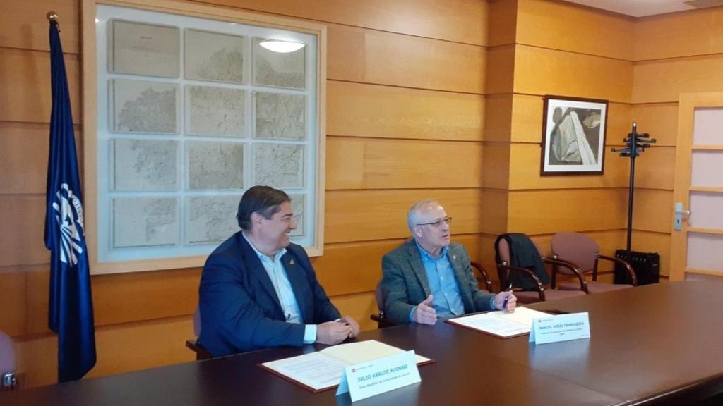 El rector de la UDC, Julio Abalde, y el presidente de la Asociación de Ayuntamientos del Camino Inglés, Manuel Mirás.