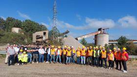 Miembros de la asociación visitando las obras de restauración de aguas en la antigua mina de O Pino