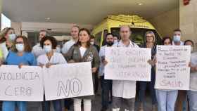 La alcaldesa de Fortuna, Catalina Herrero, y el coordinador médico del PAC, Antonio León, este viernes, en la concentración de protesta por la agresión de una familia a un médico.