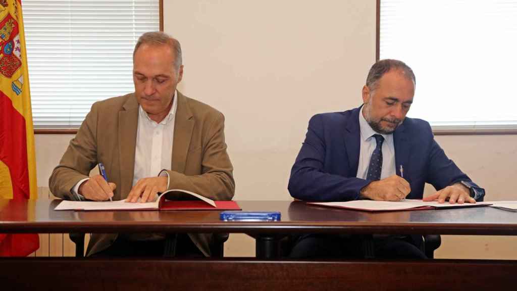 Firma del convenio entre el alcalde de Soutomaior, Agustín Reguera, y el conselleiro de Sanidad, Julio García Comesaña.