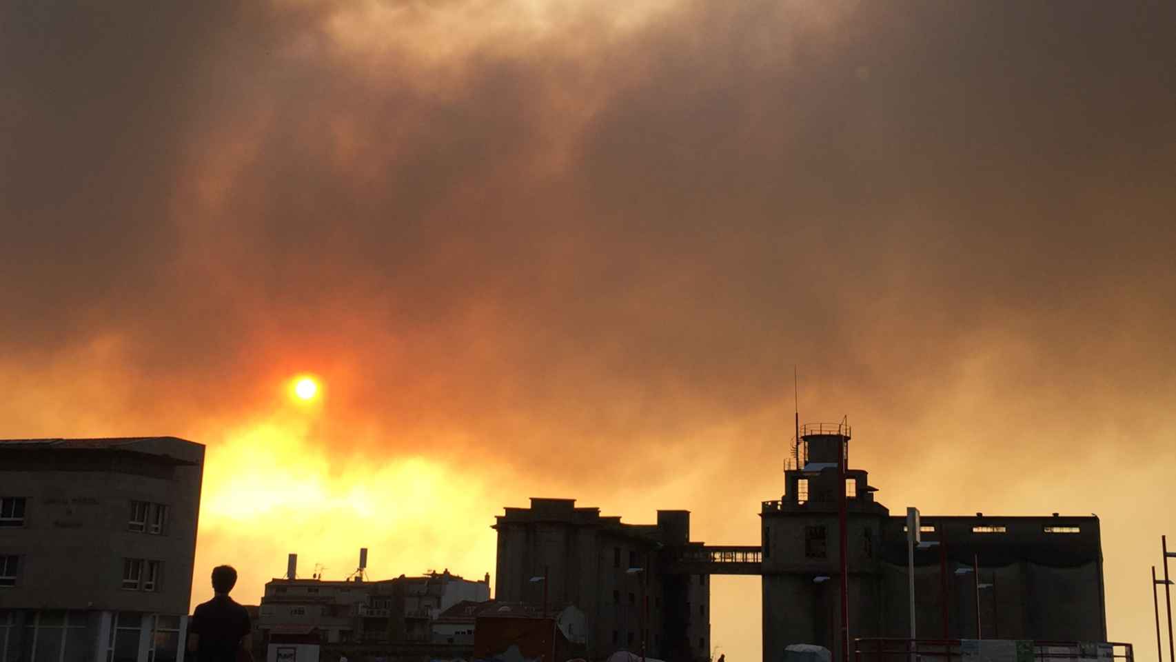 El cielo de Vigo con el humo de los incendios el domingo 15 de octubre de 2017.