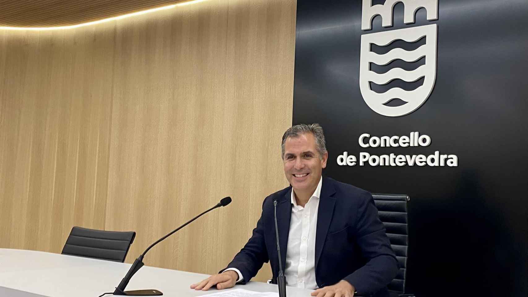 El portavoz municipal del PP en Pontevedra, Rafa Domínguez, en rueda de prensa.