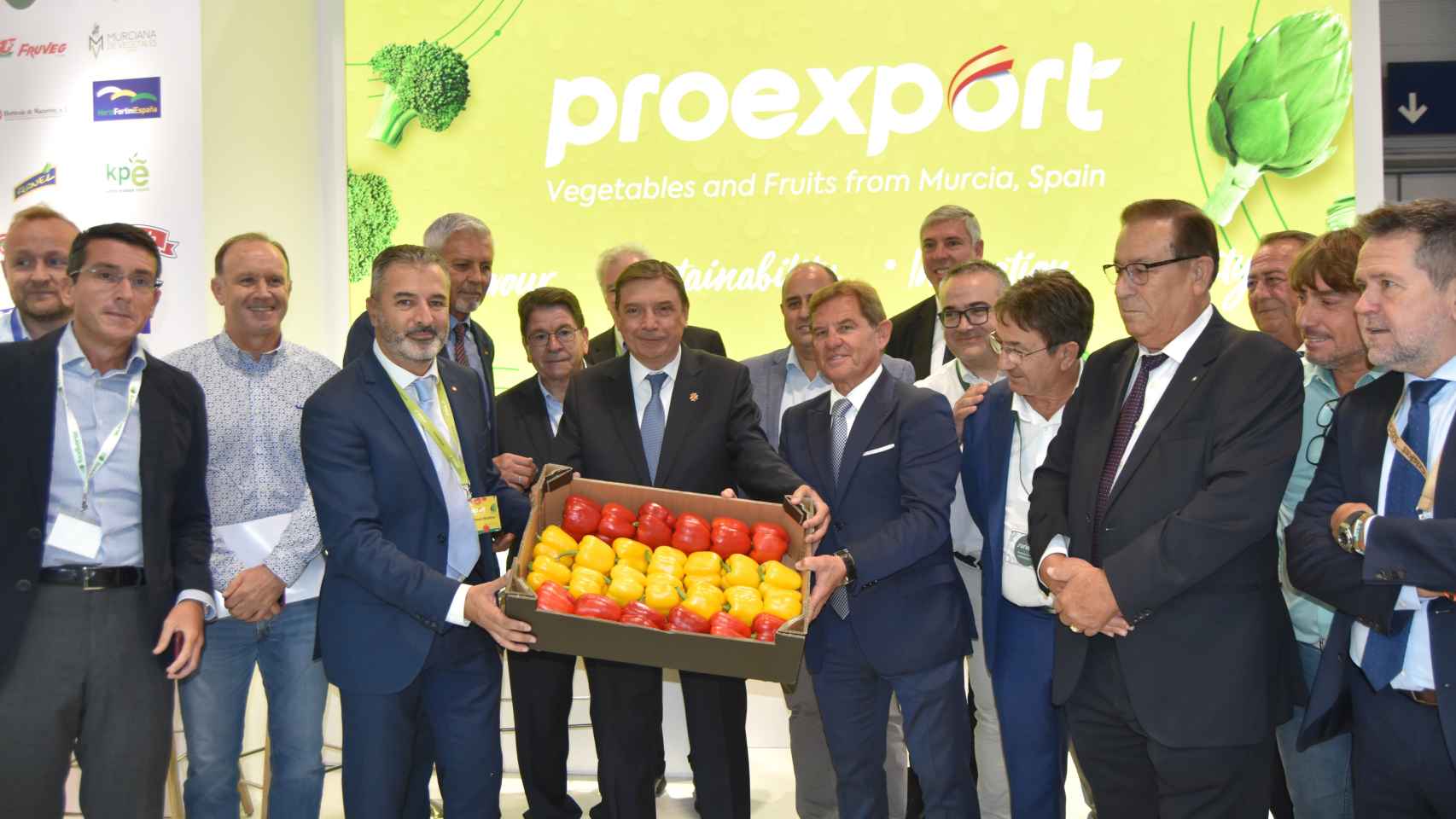 El ministro de Agricultura, Luis Planas, en el expositor de Proexport, junto a su presidente, Mariano Zapata, y su director general,  Fernando Gómez.