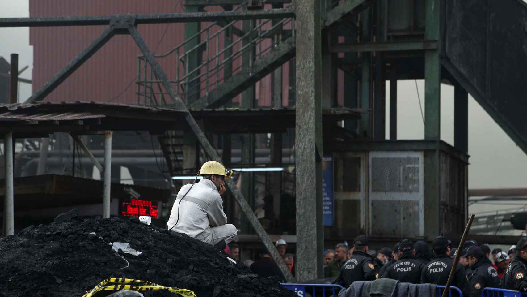 Un minero observa la situación tras el accidente en la mina de Turquía este sábado.