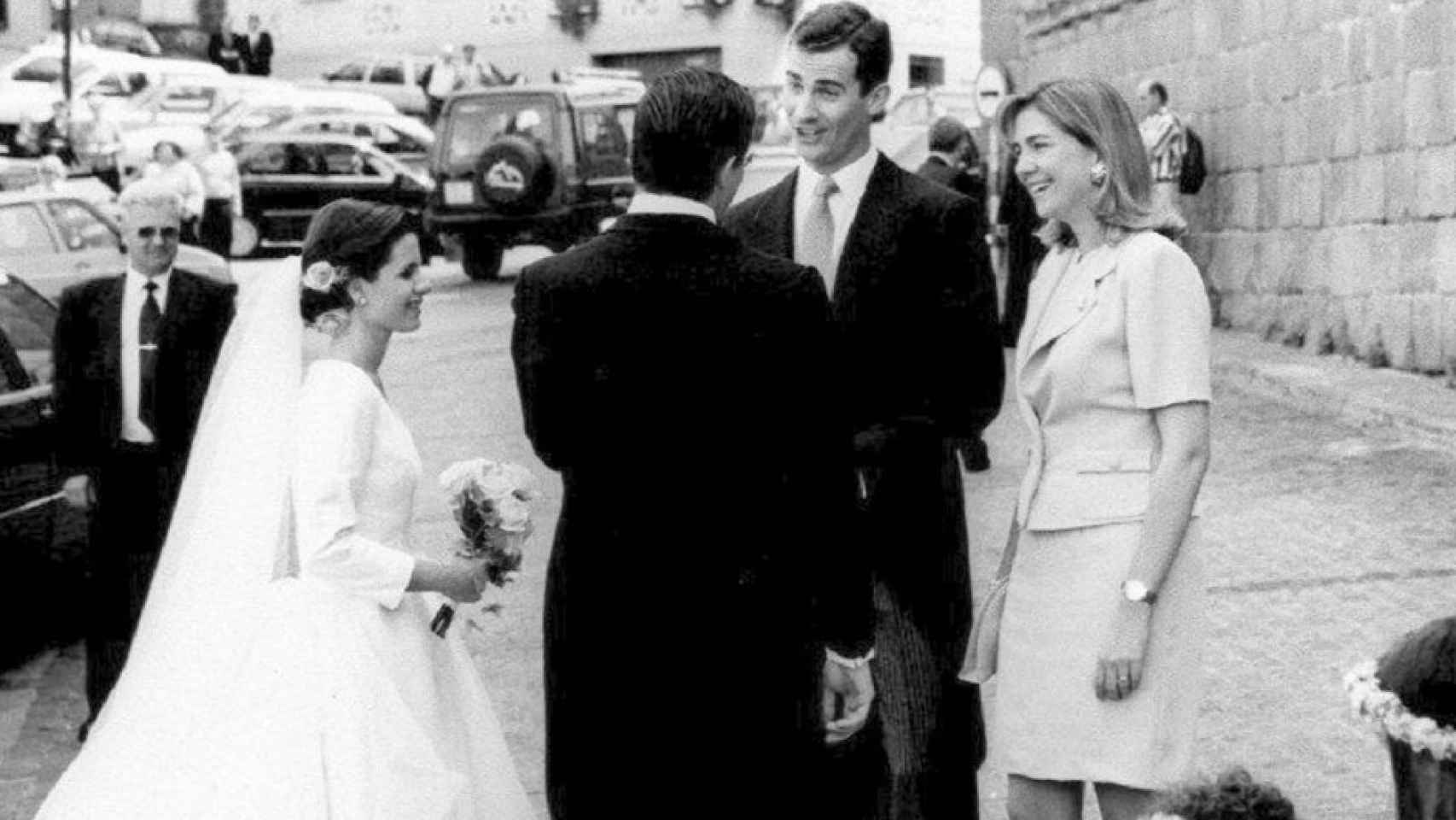 El entonces príncipe Felipe y la infanta Cristina junto a Pelayo Primo de Rivera e Inés Entrecanales, el día de su boda, el 10 de mayo de 1997.