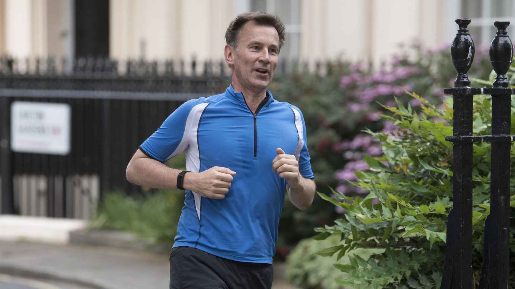 El nuevo ministro de Finanzas británico, Jeremy Hunt, corre por las calles de Londres