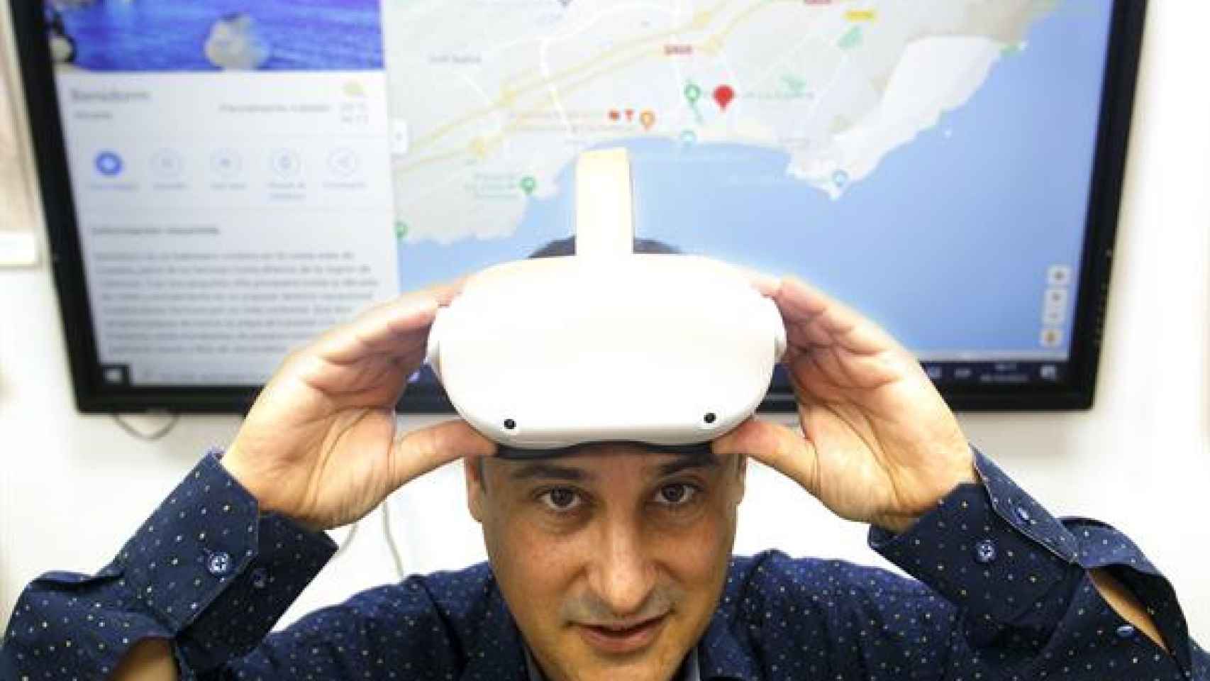 Uno de los responsables del proyecto con gafas de realidad virtual.