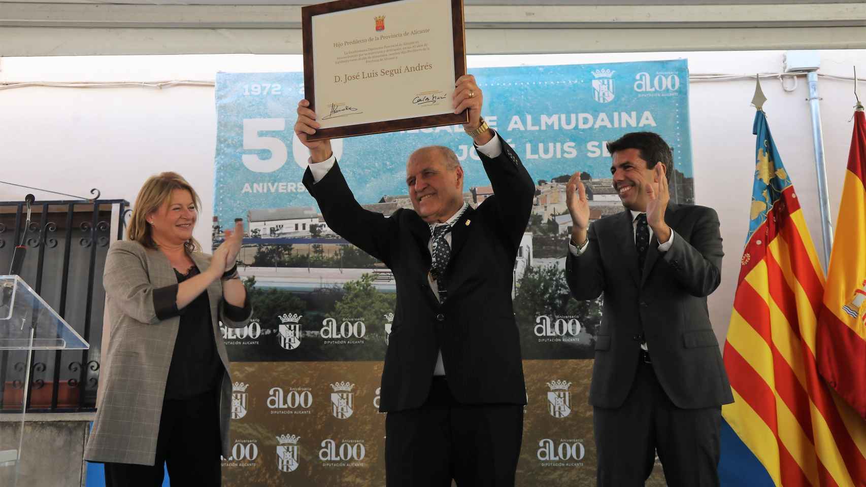 El alcalde de Almudaina, José Luis Segui, recoge la distinción de manos del presidente de la Diputación de Alicante, Carlos Mazón