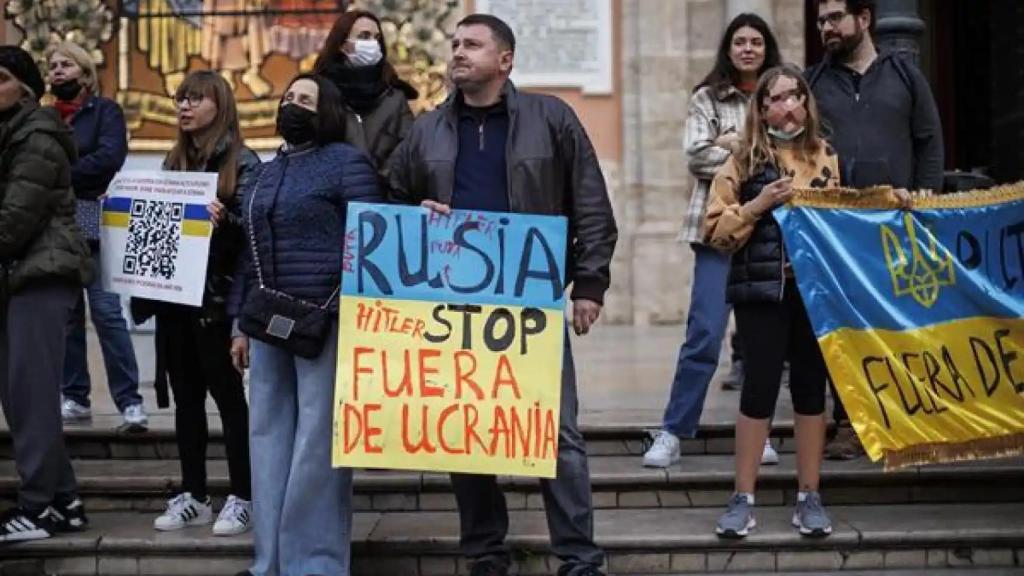 Ucranianos en una concentración contra la guerra iniciada por Rusia.