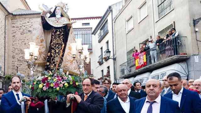 Los albenses vitorean a Santa Teresa y su brazo al salir en procesión por Alba de Tormes