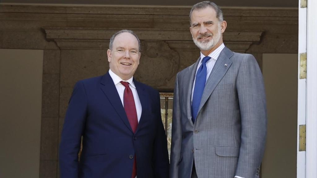 Alberto II y el rey Felipe se han saludado con afecto y han posado sonrientes.