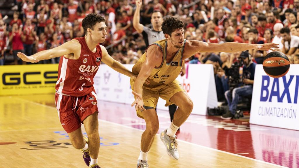 Oriol Paulí protege el balón.