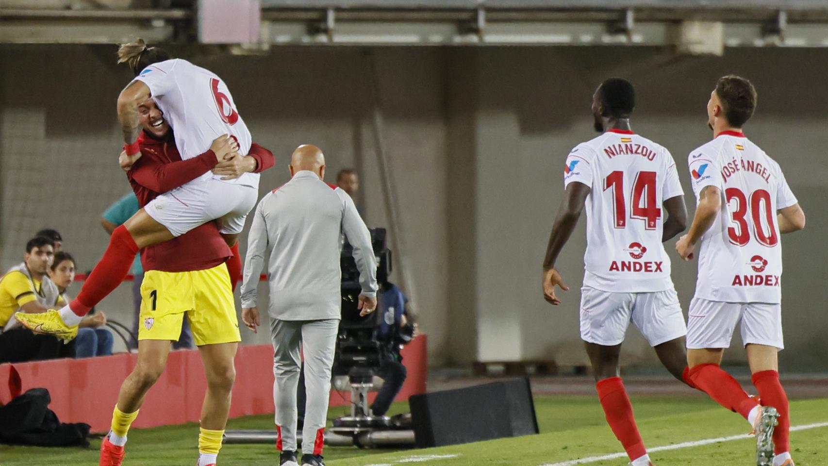 Los jugadores del Sevilla celebran el gol.