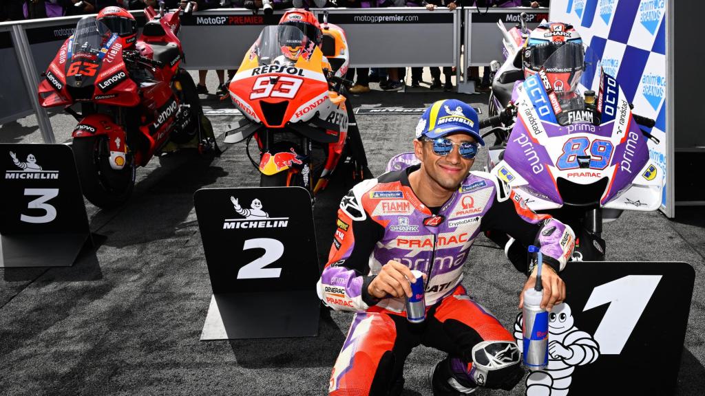 Jorge Martín celebra su pole, en el parque cerrado del circuito australiano de Phillip Island.