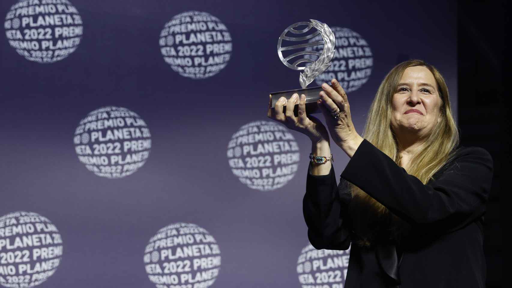 Luz Gabás recogiendo el Premio Planeta 2022. Foto: Toni Albir (Efe)