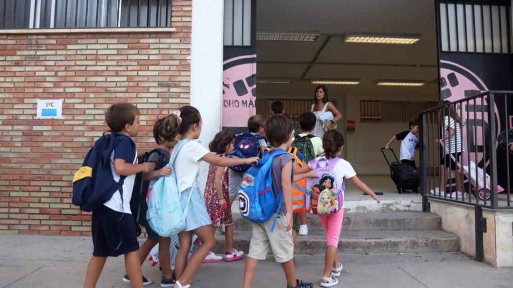 Un grupo de niños entra a uno de los colegios de Málaga capital.