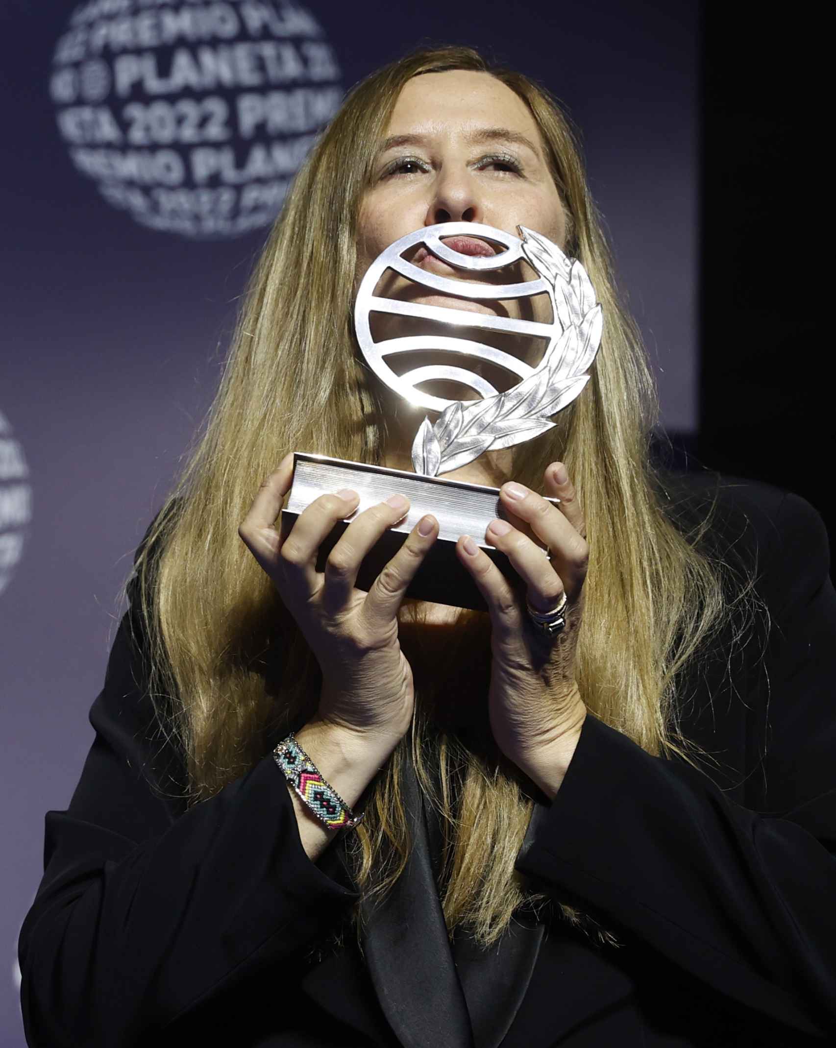 Luz Gabás con el Premio Planeta 2022.