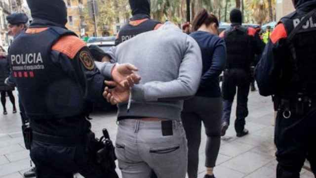 Los Mossos d'Esquadra realizan una detención en Barcelona.