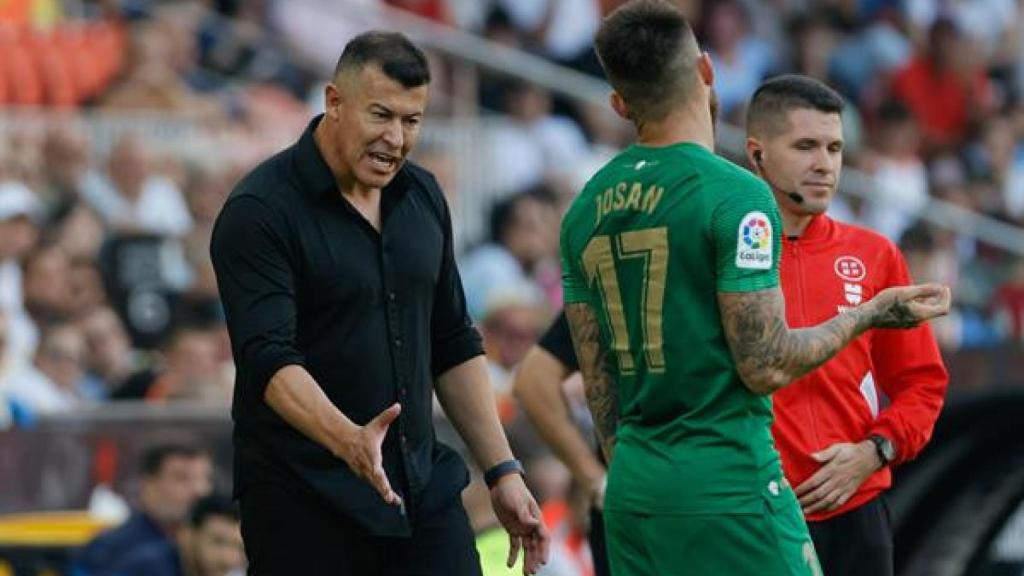 El entrenador del ELche Jorge Almirón da instrucciones a Josan durante el partido de la novena jornada de Liga que disputan en el estadio de Mestalla.