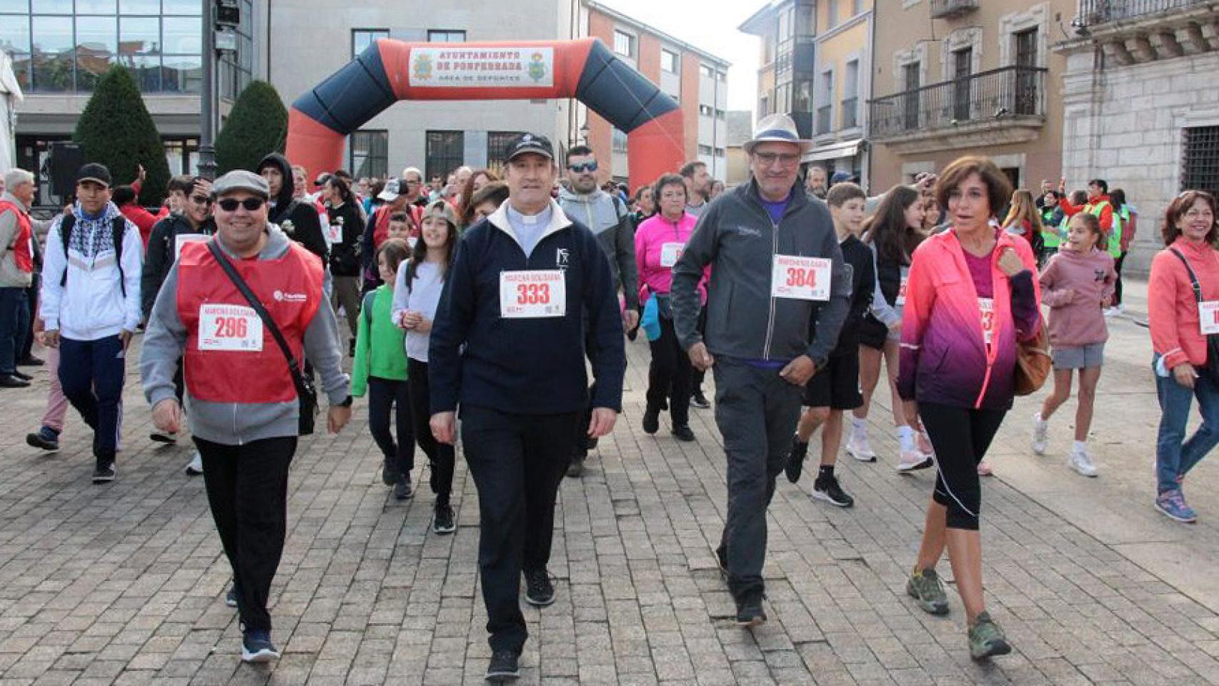 Las personas que han participado en la marcha solidaria de Ponferrada