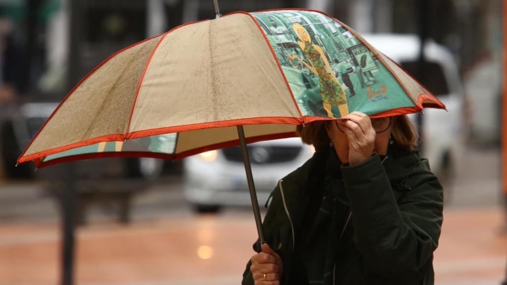 Imagen de archivo de una persona paseando un día de lluvia