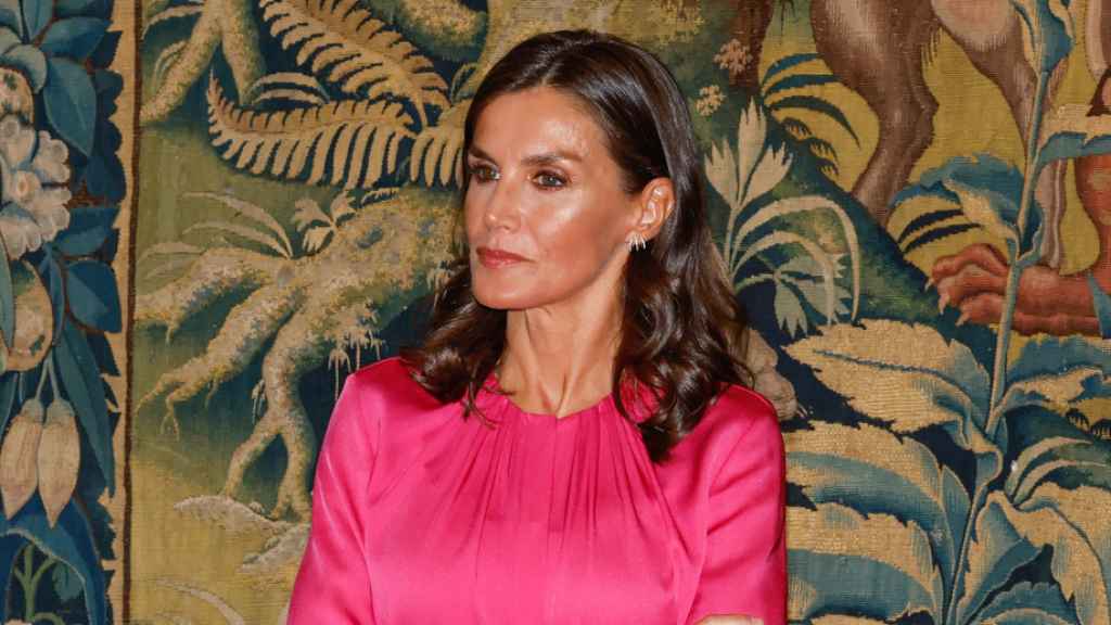 Letizia ha escogido un 'look' en un llamativo rosa.