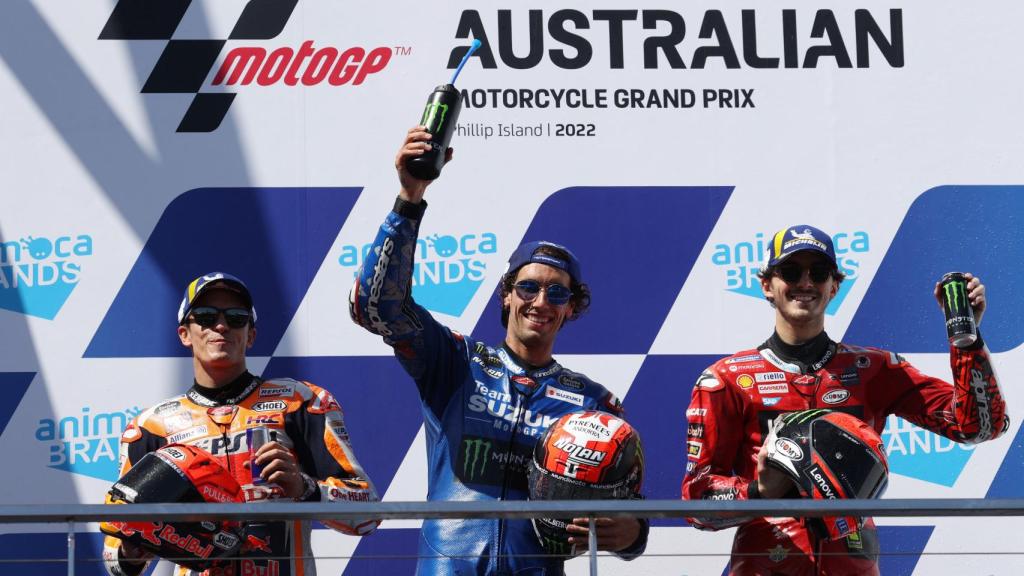 Álex Rins celebra su victoria en el circuito de Phillip Island, escoltado por Marc Márquez y Pecco Bagnaia.