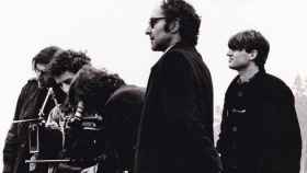 El director Jean-Luc Godard (en el centro, con gafas), en uno de sus rodajes. Del libro 'Jean-Luc Godard. 60 años insumiso'