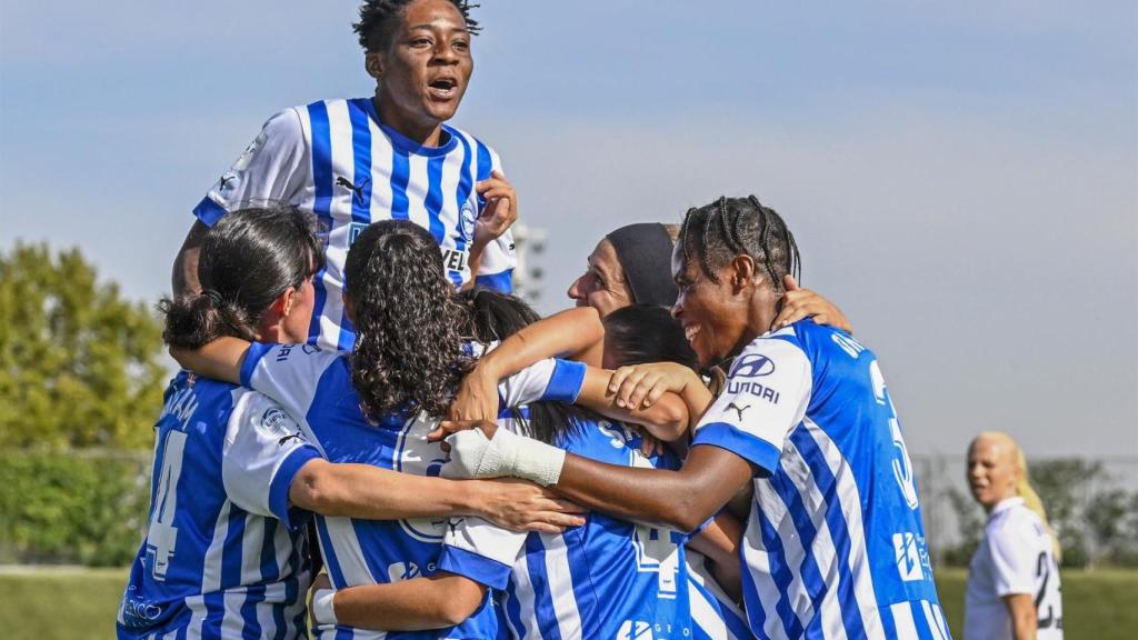 Piña de las jugadoras del Alavés Gloriosas en la Liga F 2022/2023