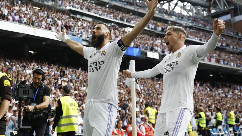 Karim Benzema y Fede Valverde celebran un gol en El Clásico contra el Barça