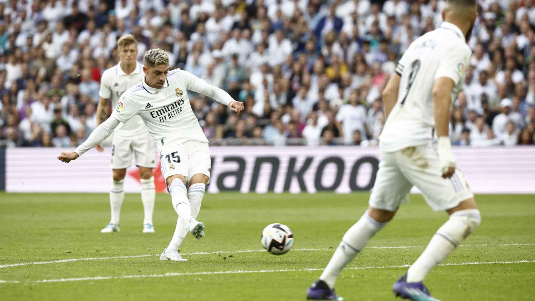 Fede Valverde en el momento de su gol frente al Barça en el Santiago Bernabéu