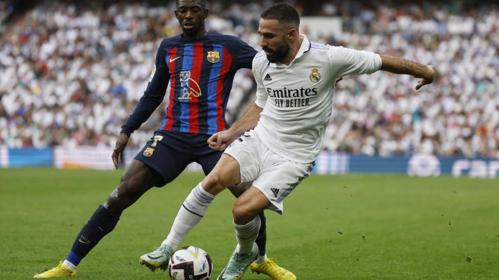 Carvajal intenta llevarse un balón ante Dembélé en El Clásico