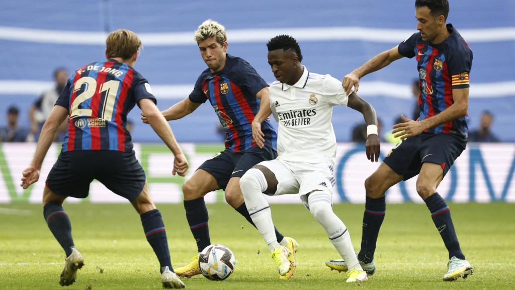 Vinicius se zafa de la presión de Busquets, Sergi Roberto y Frenkie de Jong