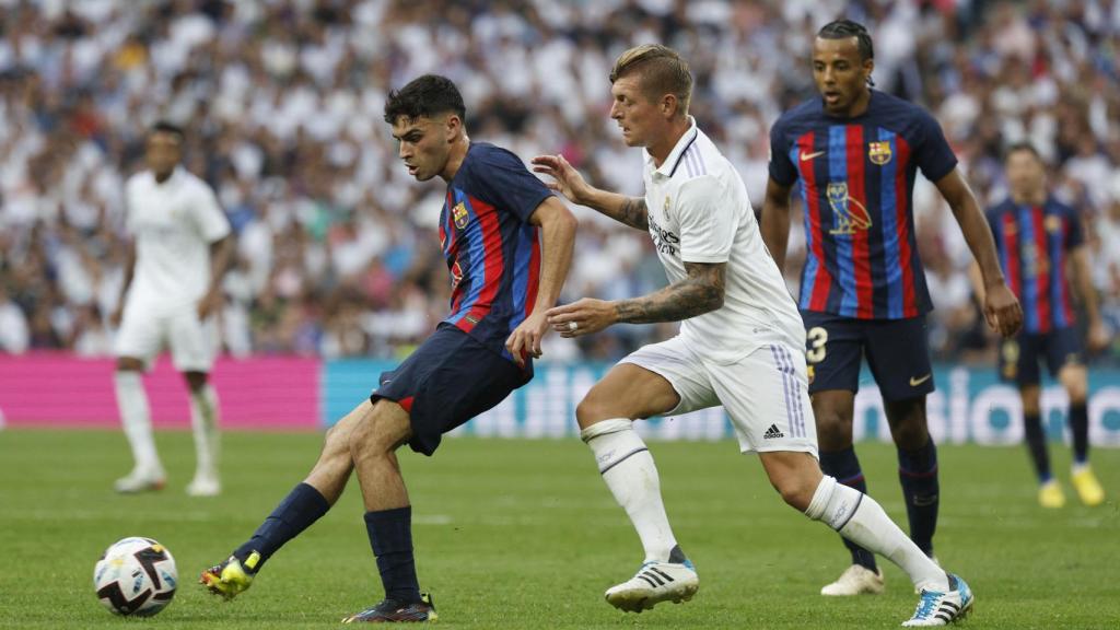 Pedri juega ante la presión de Toni Kroos en El Clásico