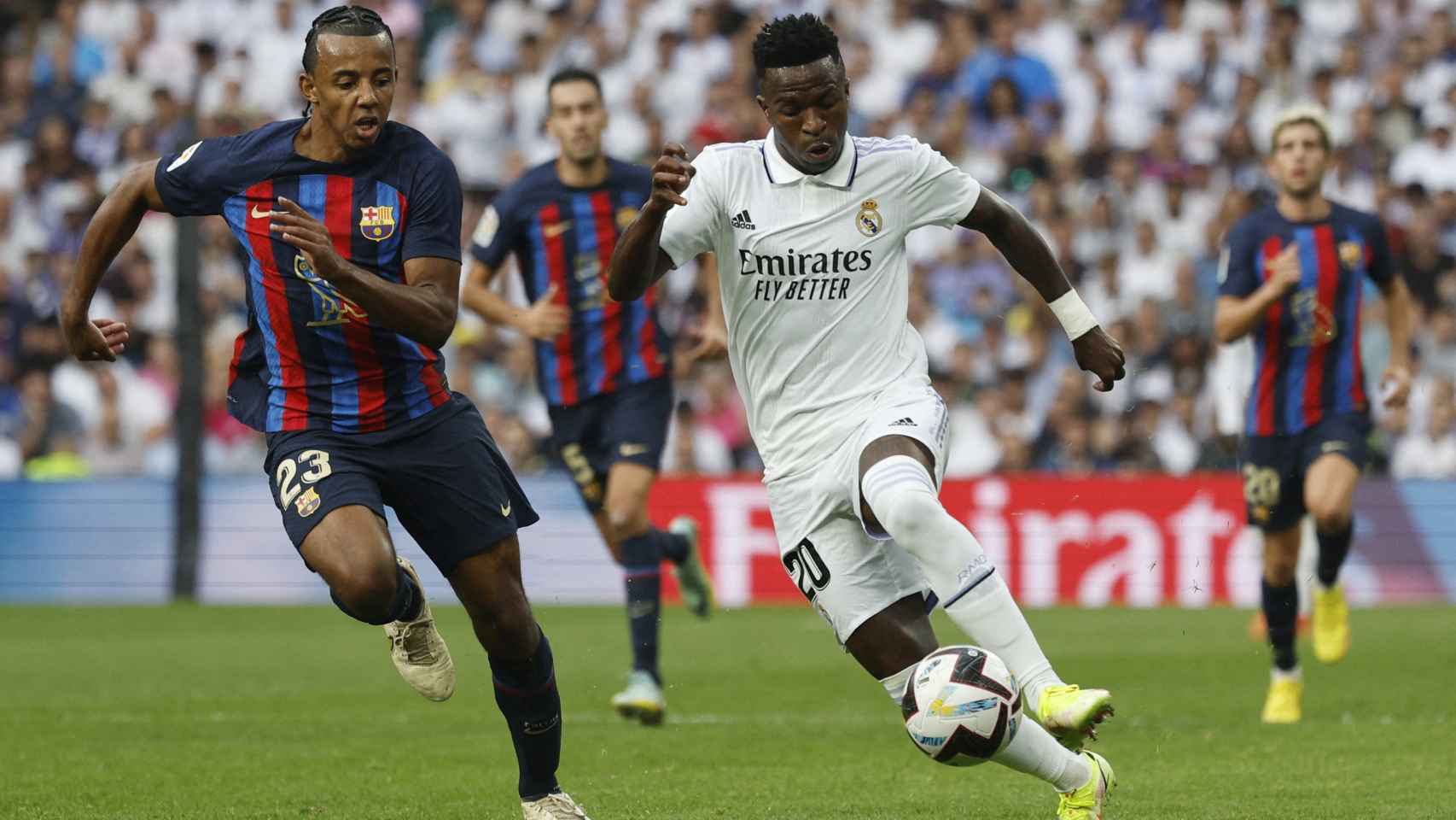 Vinicius lanza una carrera frente a Jules Koundé en el Santiago Bernabéu