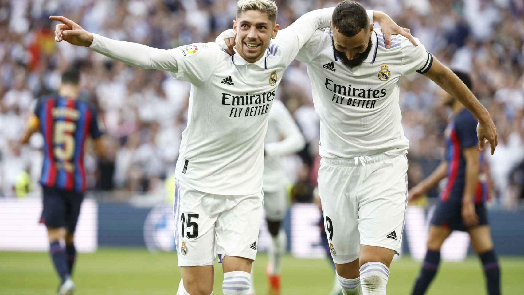 Fede Valverde y Karim Benzema celebran el segundo gol del Real Madrid en El Clásico