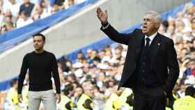 Carlo Ancelotti da indicaciones en la banda del Santiago Bernabéu en El Clásico