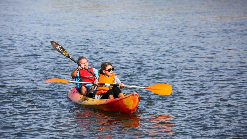 Milagros Tolón, alcaldesa de Toledo, en una piragua surcando las aguas del río Tajo.