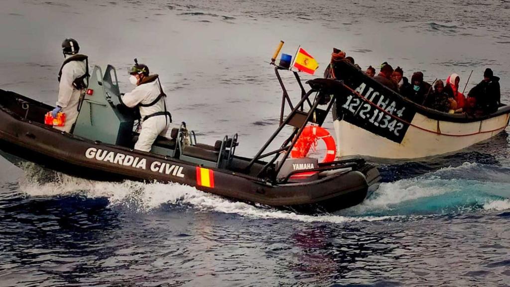 Una patera es abordada por una patrullera de la Guardia Civil en aguas próximas a Tenerife.