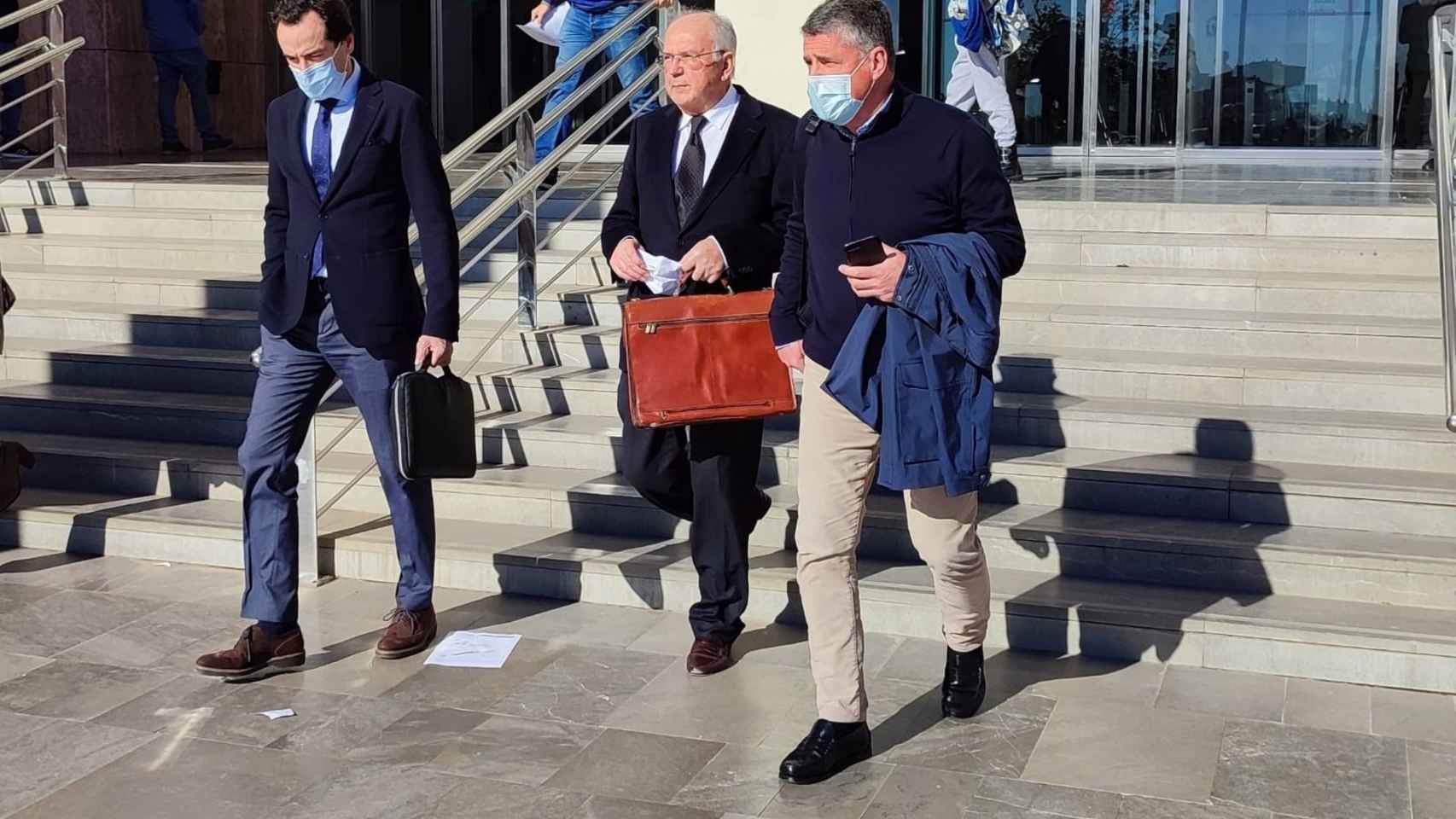 El alcalde de Nerja junto a dos abogados a la salida de la Ciudad de la Justicia.