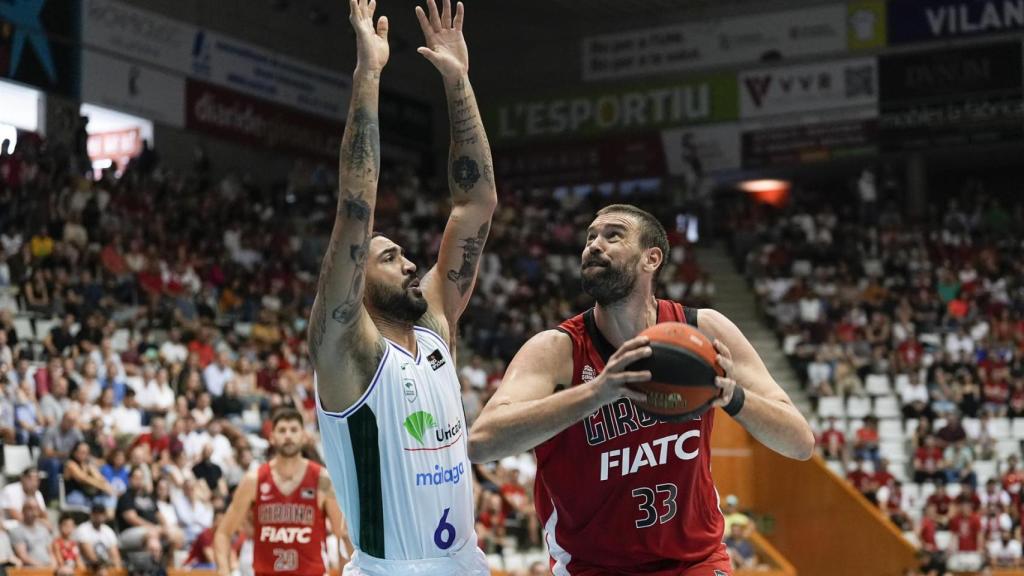 Augusto Lima y Marc Gasol durante el Básquet Girona vs. Unicaja de Málaga