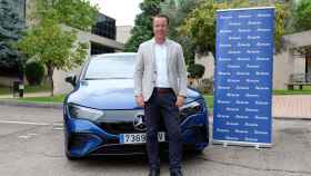 Alexander Heijkamp (director de sostenibilidad de Athlon) junto a un Mercedes eléctrico.