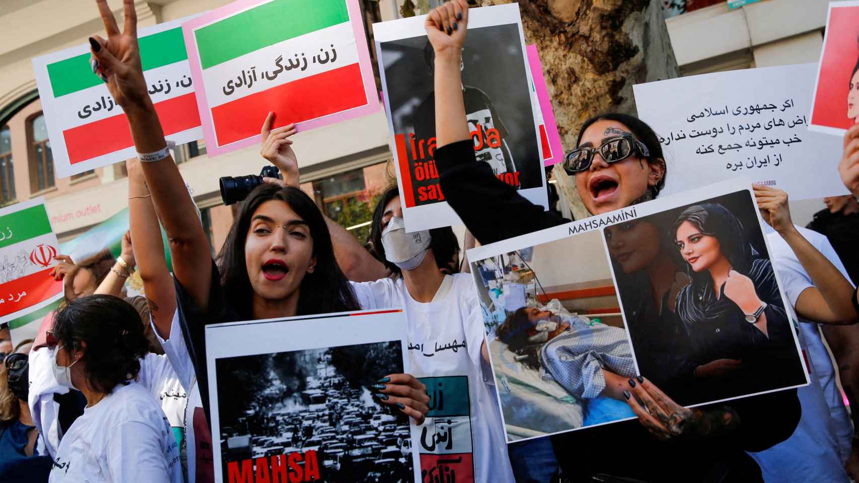 Protestas ante el consulado de Irán en Estambul por la muerte de Mahsa Amini.