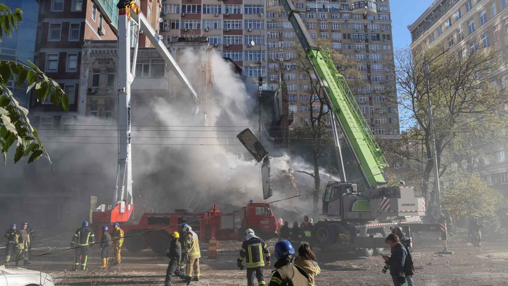 Los bomberos trabajan en un bloque de viviendas destruido en Kiev por drones rusos.