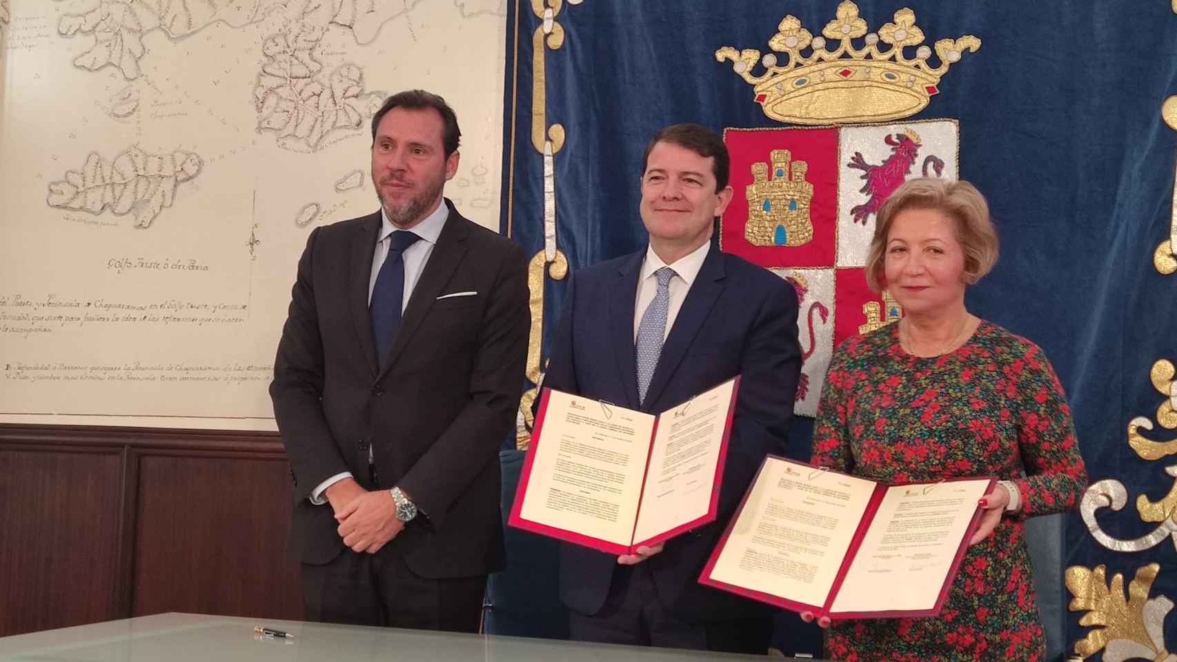 El presidente de la Junta de Castilla y León, Alfonso Fernández Mañueco; el alcalde de Valladolid, Óscar Puente, y la empresa InoBat, firman un protocolo y una declaración de intenciones respectivamente