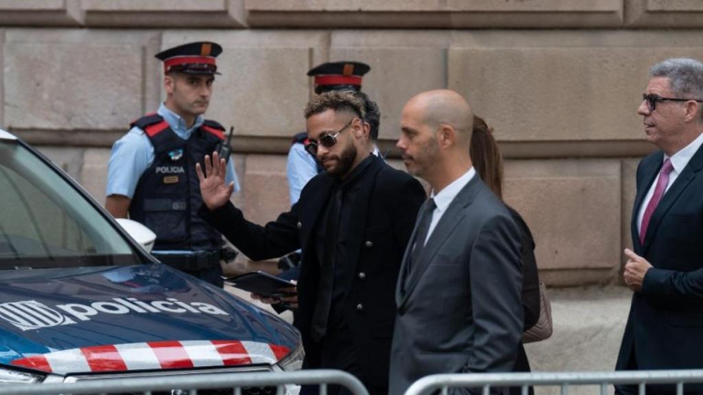 Imagen de Neymar, acompañado por los Mossos.