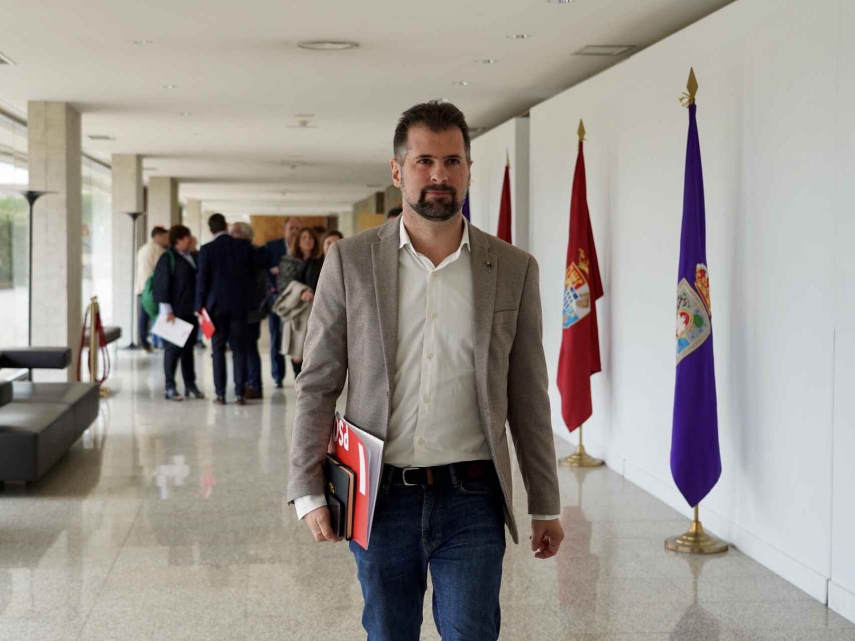 El líder del PSOE de Castilla y León, Luis Tudanca, tras la reunión interparlamentaria de la formación, este lunes en las Cortes.