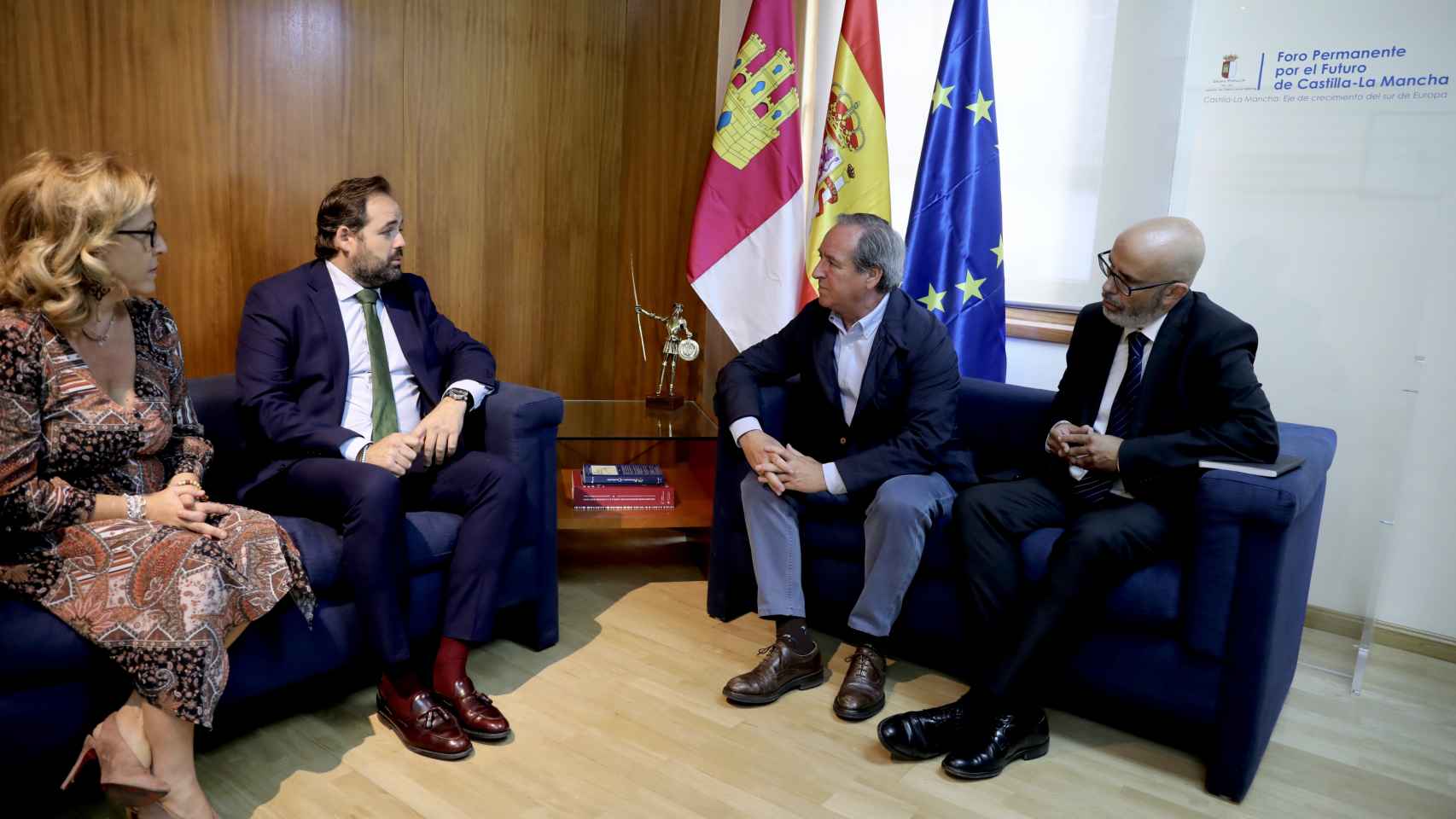 Paco Núñez con el presidente de Cecam, Ángel Nicolás, y otros representantes de la patronal de Castilla-La Mancha, en una imagen de este lunes